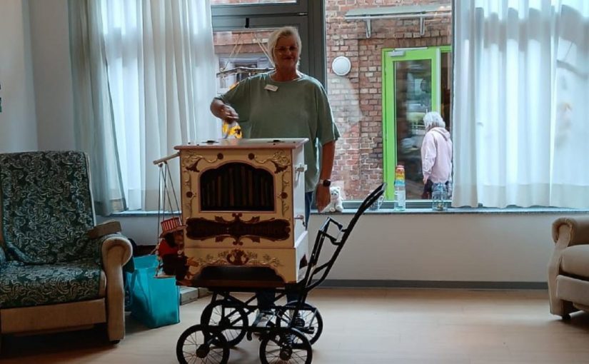 Der Leierkasten zu Besuch in der Tagespflege Mülheim