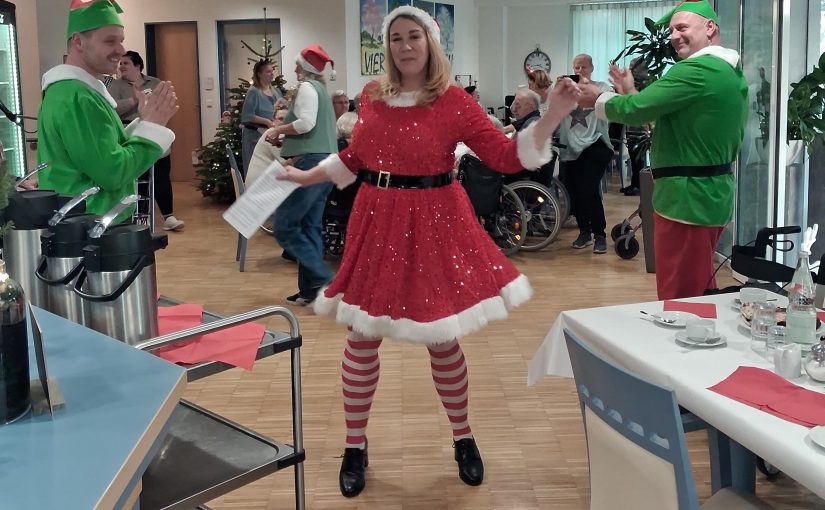 Weihnachtsfrau und Wichtel bringen gute Laune