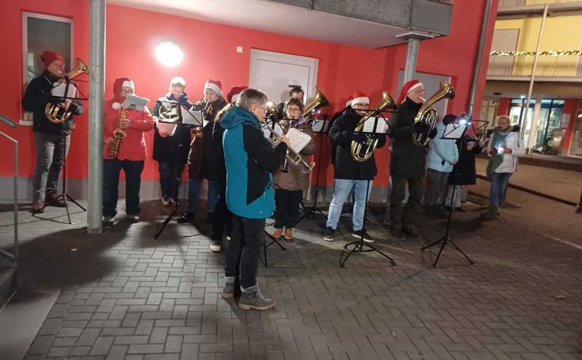 Wir öffnen das ersten Adventsfenster