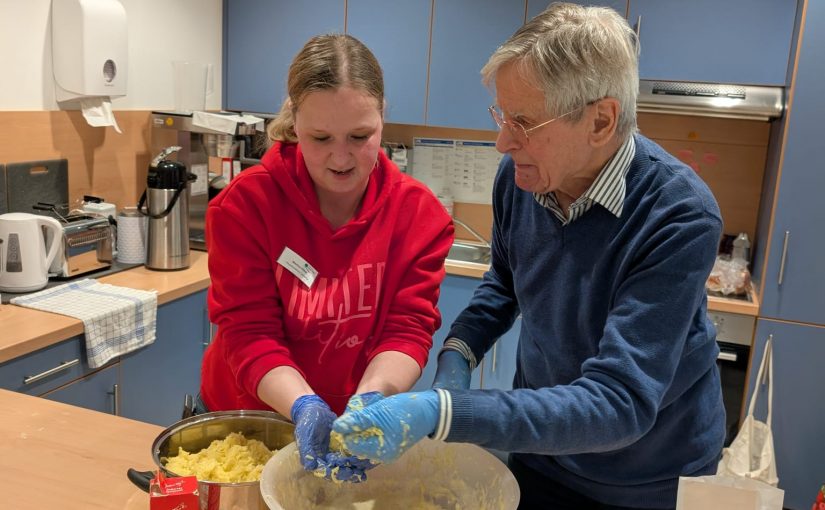 Ein Duft wie früher: Gemeinsames Kartoffelpuffer-Backen in unserer Tagespflege