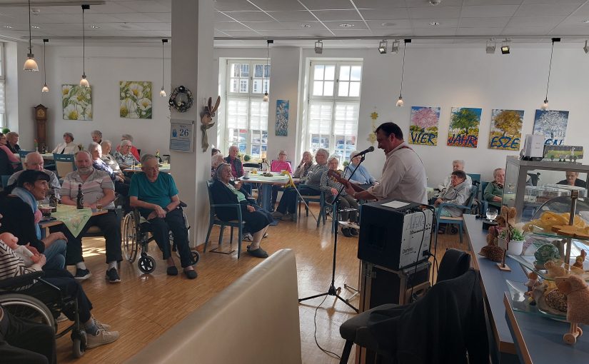 Frühlingskonzert im Café-Restaurant „Vier Jahreszeiten“ mit viel guter Laune durch Filou