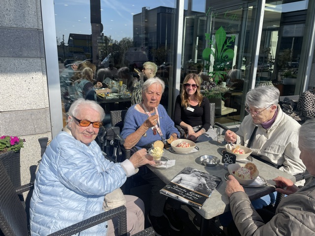 Eisgenuss in der Frühlingssonne