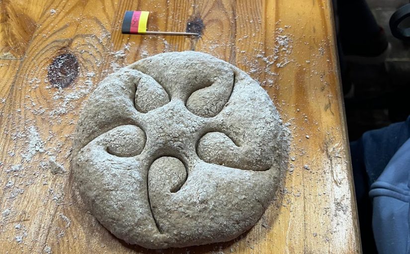 Tagespflege erlebt traditionelles Backhandwerk im Heimatmuseum Marienfeld