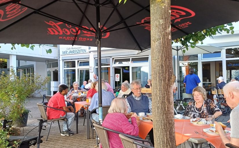 Sommerfrühstück im Hof