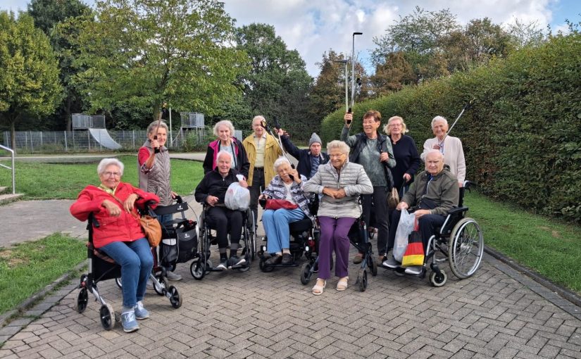Gemeinsam unterwegs: Spaziergang mit Müllsammelaktion